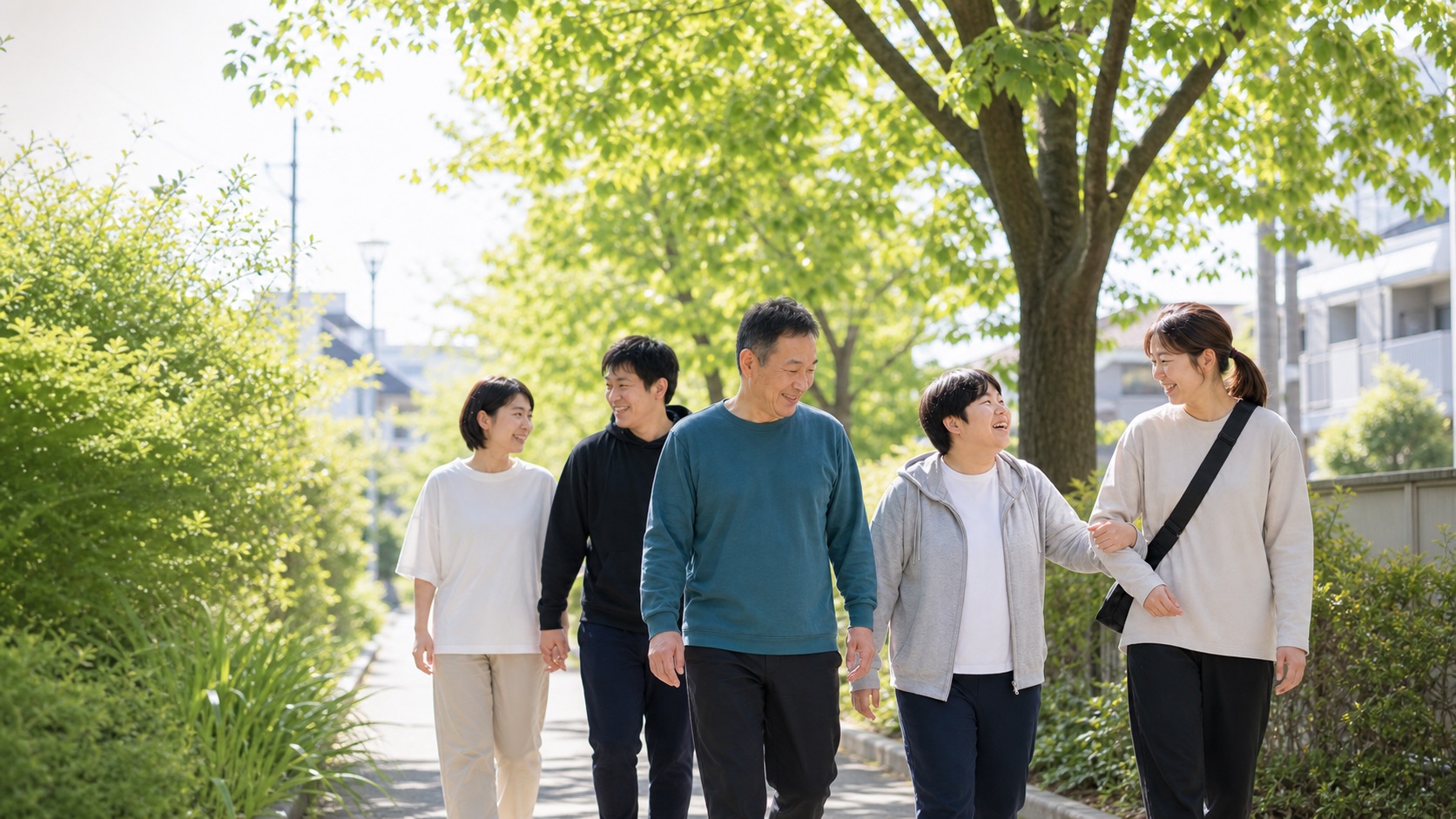 公園を散歩する利用者さんと職員