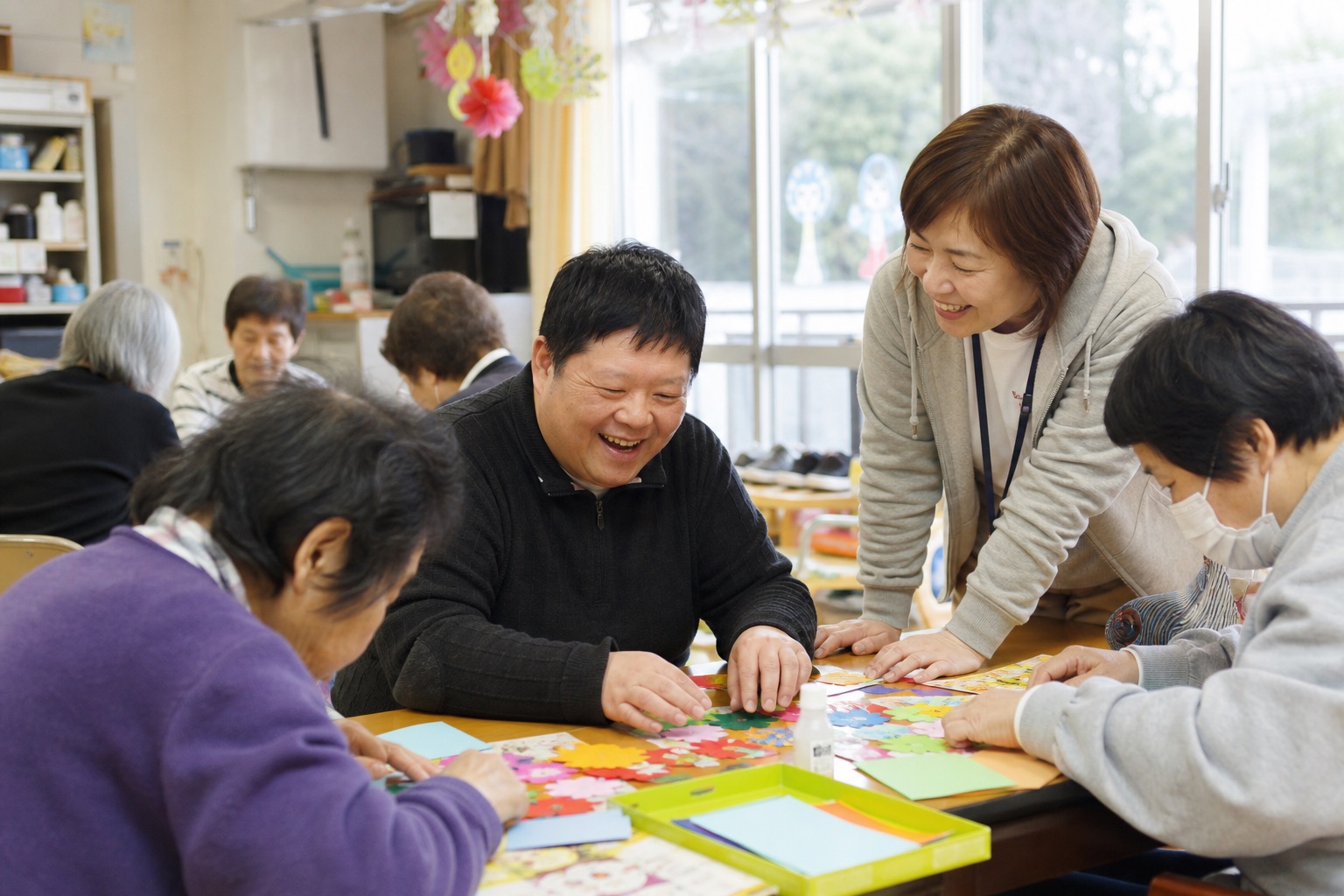 活動室で過ごす利用者さんと職員