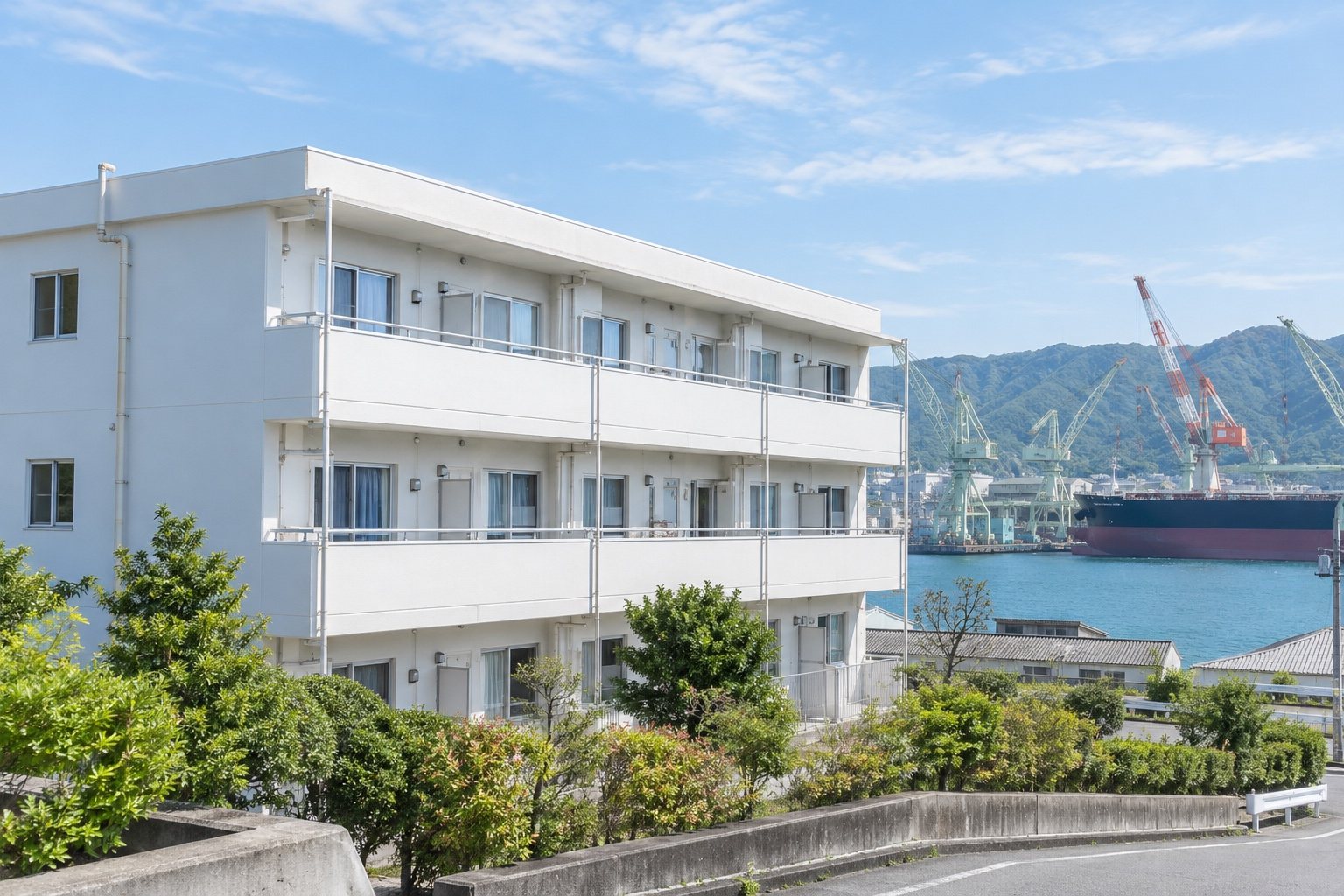 海沿いに建つ汐見寮の外観