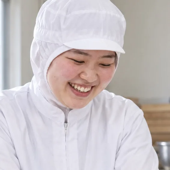打ち場で生地をこねる製造の社員