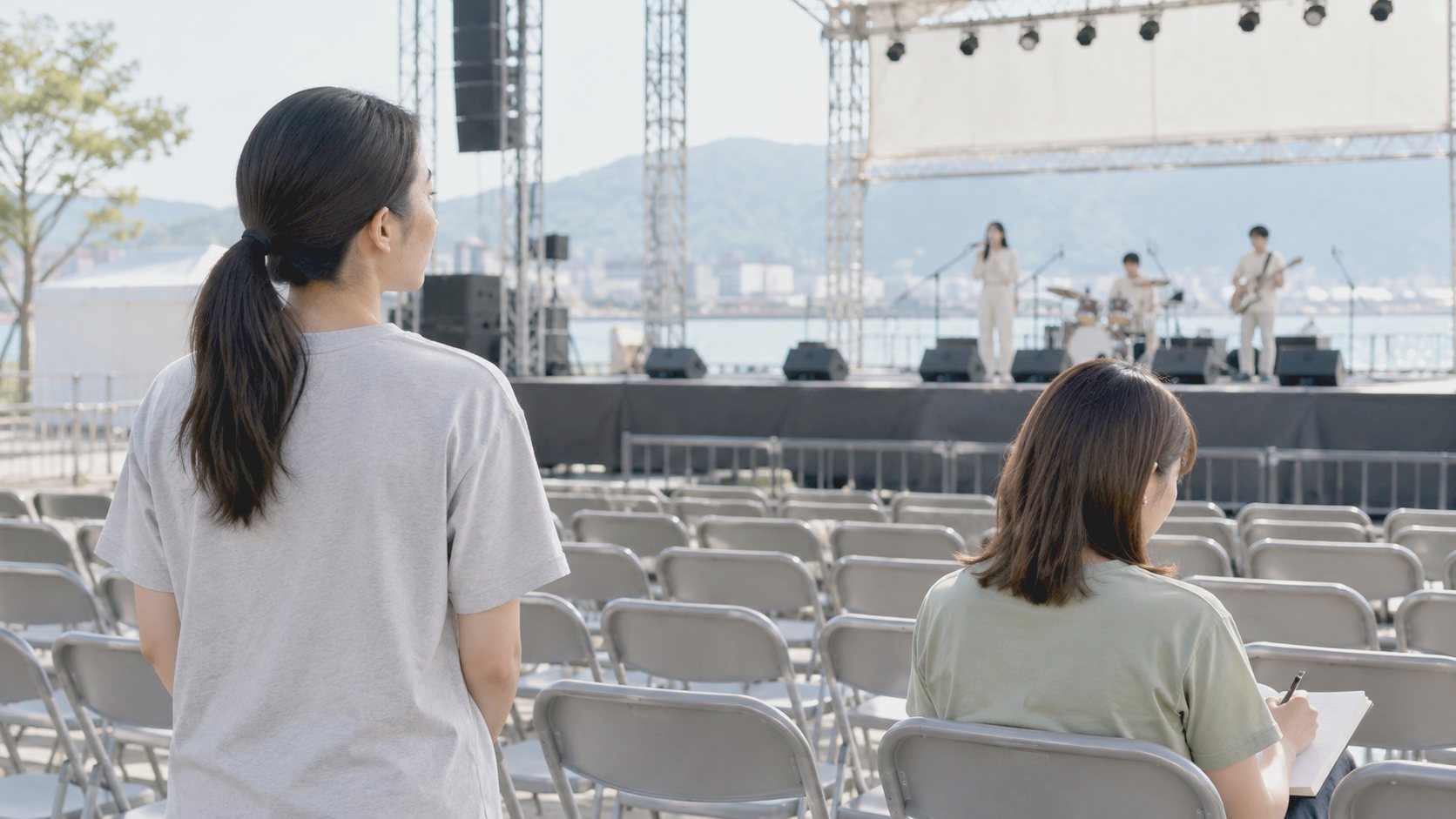 客席の最後列から、リハーサルの音を確かめるスタッフ