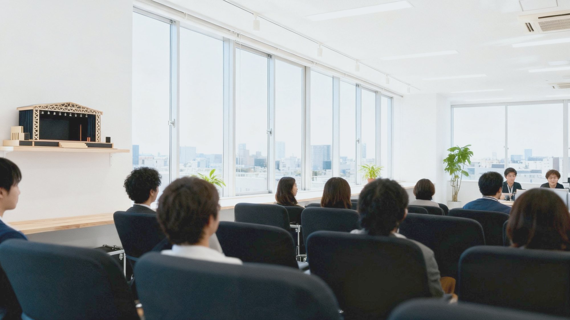 全体会議の様子を後ろの席から