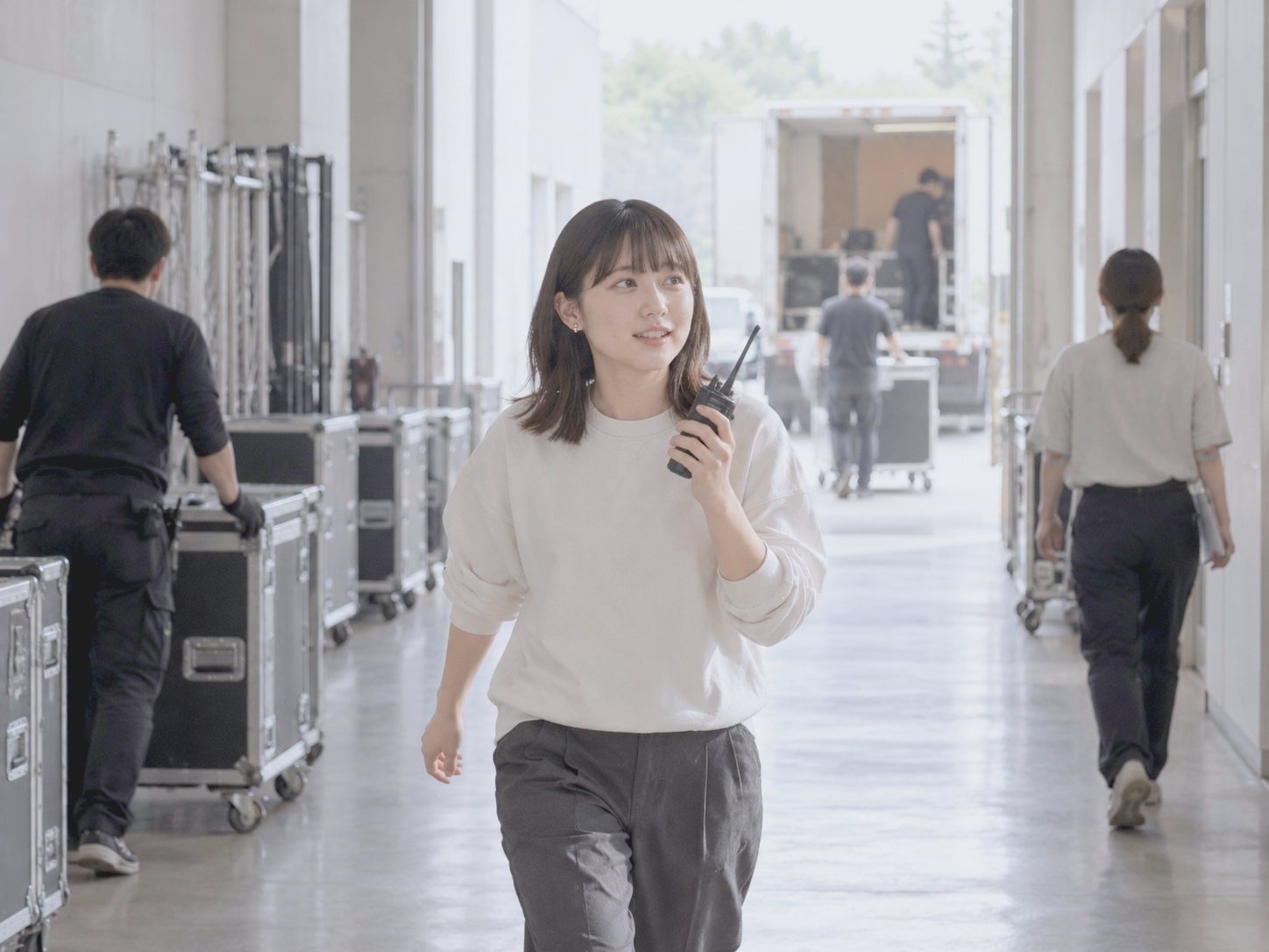 先輩と並んで進行表を確かめる若手