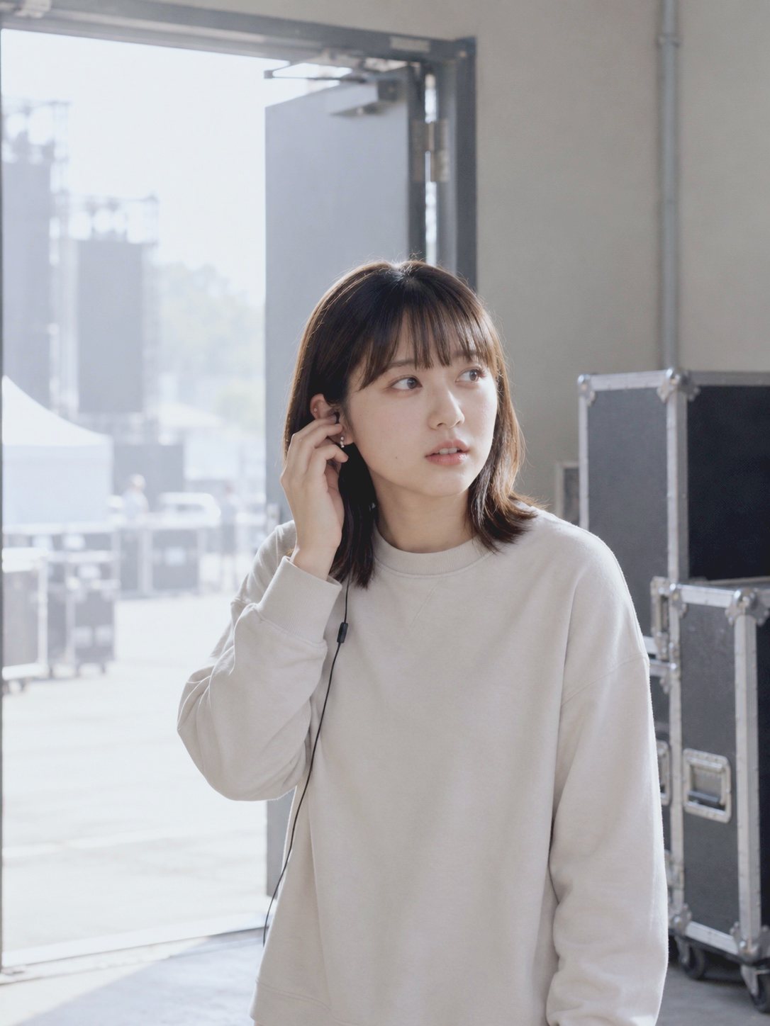 本番中の楽屋口で、無線に耳を傾ける H.S