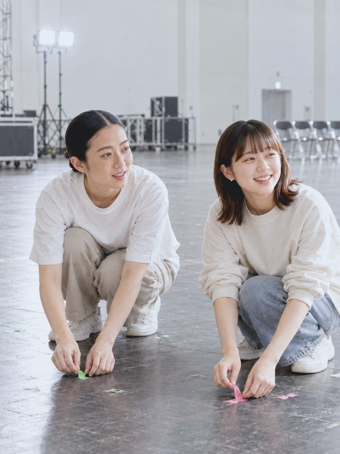 撤収後の空のステージで、床のバミリのテープをはがしながら話す H.S と先輩