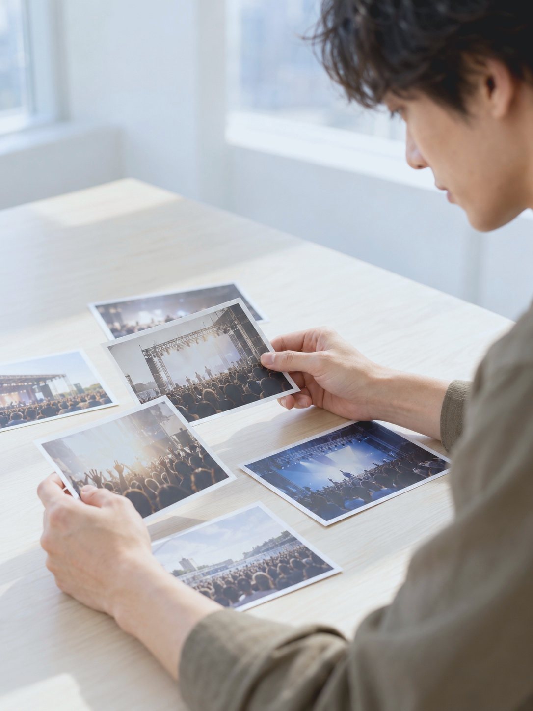 過去の本番の写真を広げて、提案を組み立てる R.N