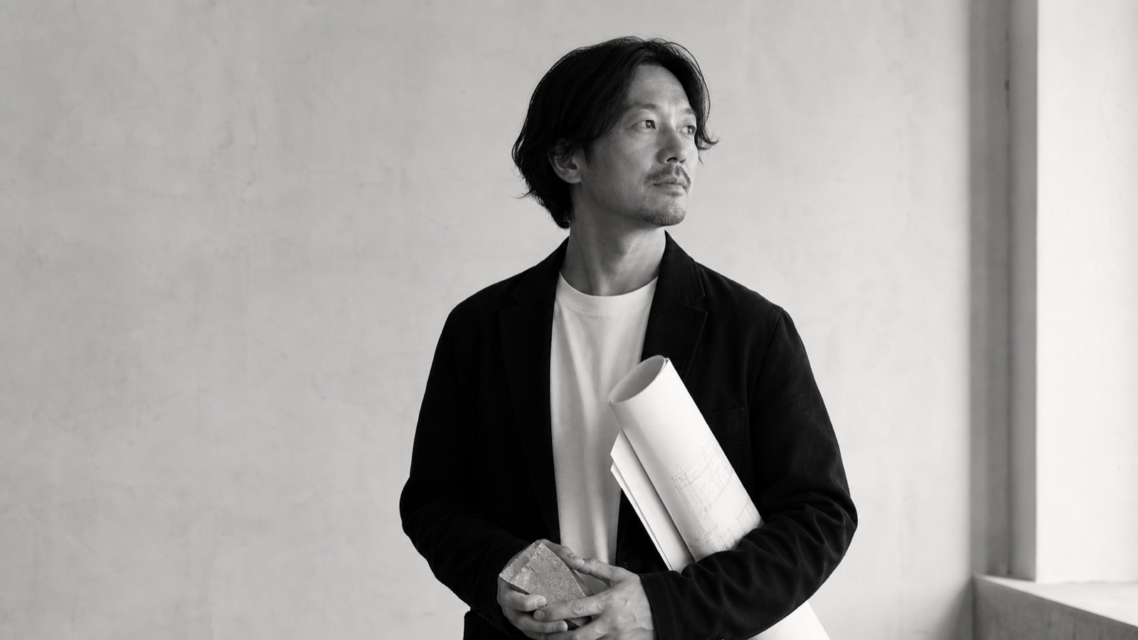 打ち合わせ室に立つ設計士のポートレート